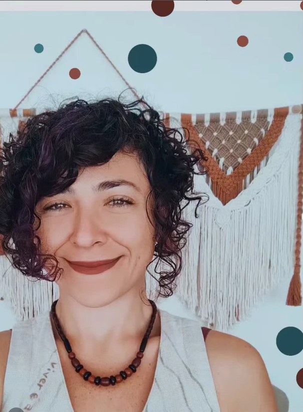 Patrícia Rosa sorrindo em um ambiente acolhedor